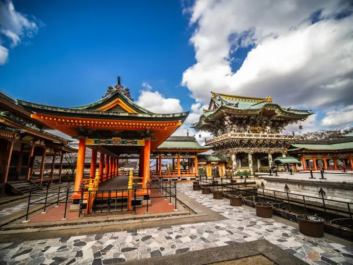 お寺の境内で鮮やかな色彩の世界に浸る!