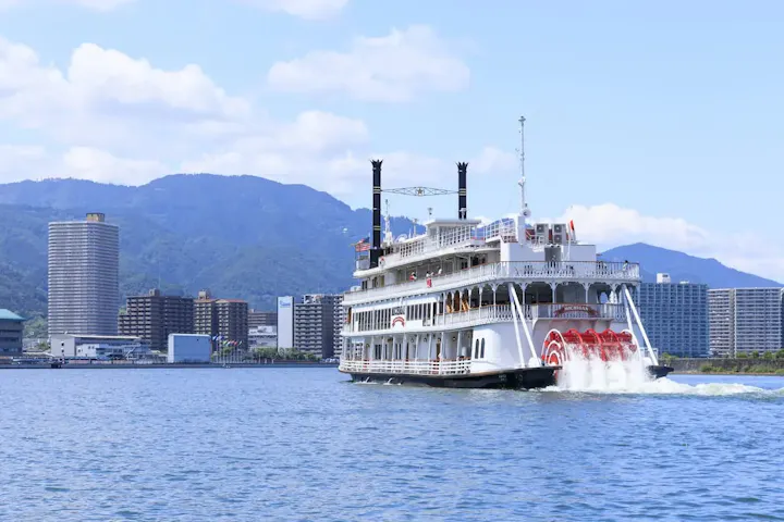 遊覧船からの景色を楽しむ
