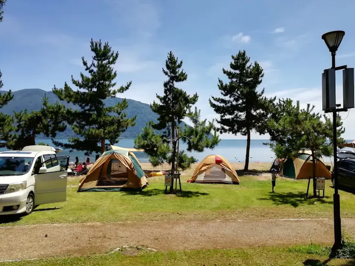 湖畔でBBQやキャンプを楽しむ