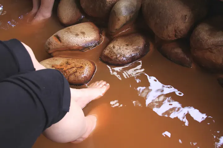 無料で利用できる金泉の足湯
