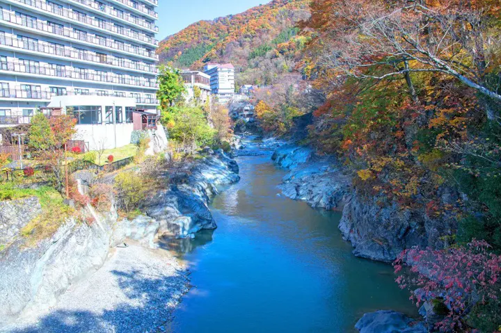 紅葉に染まった山並みが美しい!