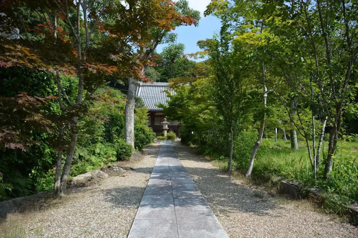 周囲の里山と美しく調和する境内！