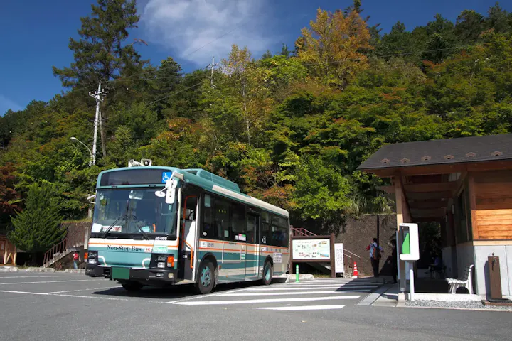 山頂に位置する神社へはバスと車で!