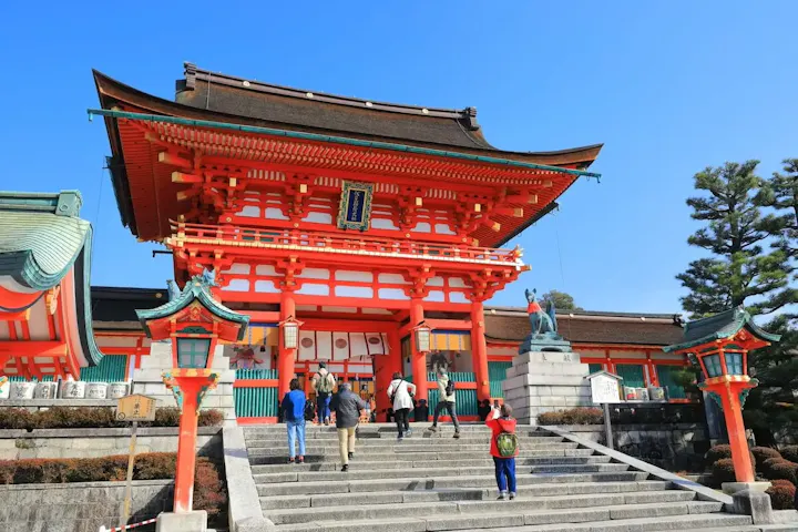 豊臣秀吉が造設したといわれる「楼門」