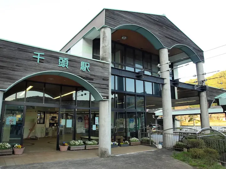 千頭駅または奥泉駅前からバスで約40分