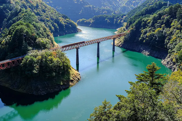 四季折々の絶景が楽しめる見所満載の鉄道