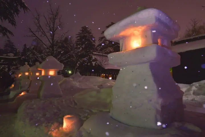 雪と灯篭が融合する上杉雪灯篭まつり！