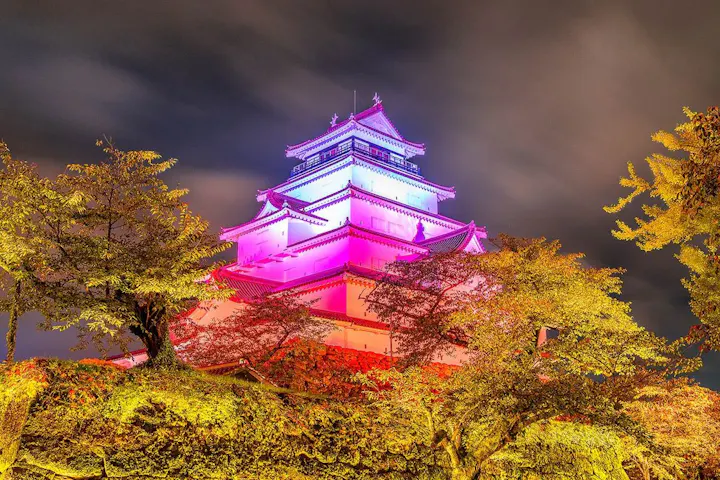 鶴ヶ城の天守閣が鮮やかにライトアップ！