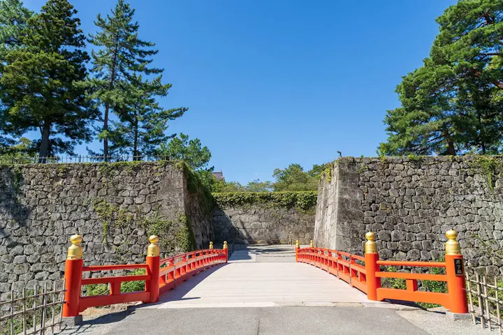 圧巻の高さを誇る石垣
