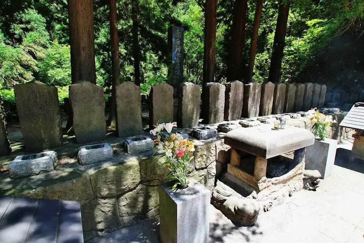 白虎隊の墓前で武士たちに思いを馳せよう