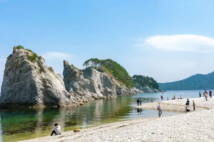 波が穏やかで透明な海では夏の海水浴も人気