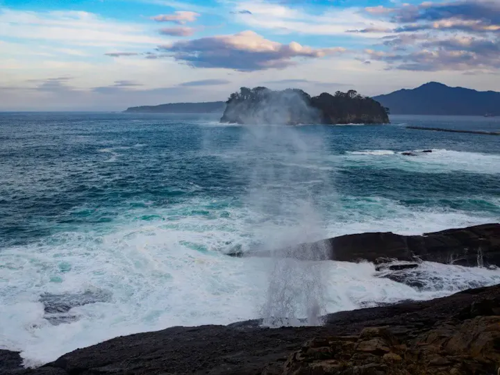 海水が地上に噴き出す自然現象・潮吹穴