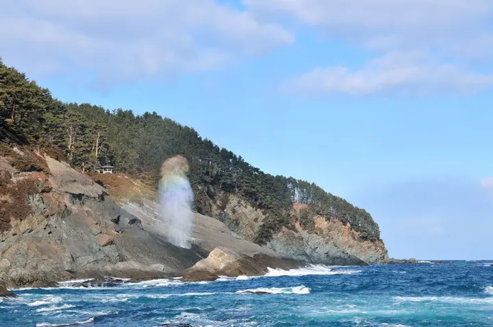 海水が地上に吹き出す自然現象！