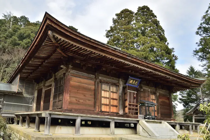 末代山温泉寺を参拝する