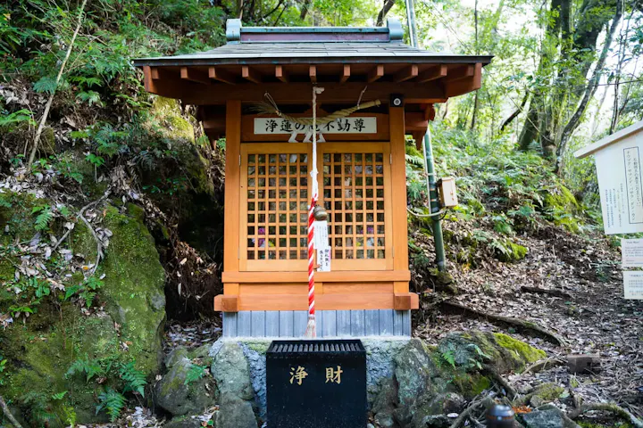 神秘的な雰囲気漂う！浄蓮の滝不動尊