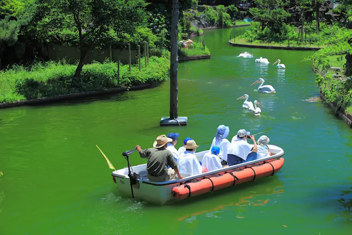 園内の池をボートで巡るアトラクション
