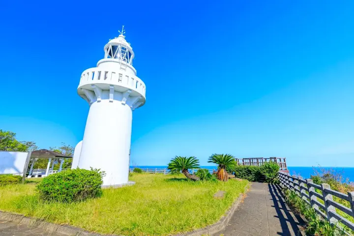 真っ白な細島灯台の前で写真を撮ろう!