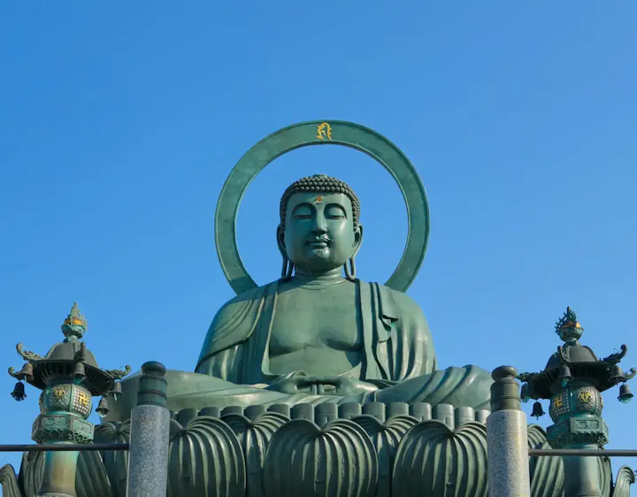 高岡大仏の円光背に輝く神秘的な梵字