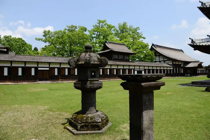 美しい彫刻や装飾品が華やか