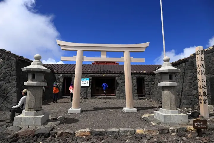 山頂付近の神社で参拝しよう！