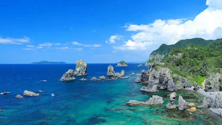 碧海と奇岩群が並ぶ神秘的な絶景