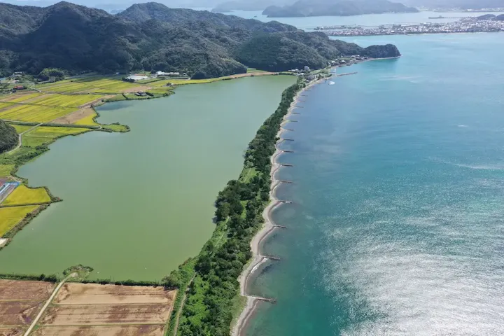 海と湖を隔てる「波の橋立」の砂州
