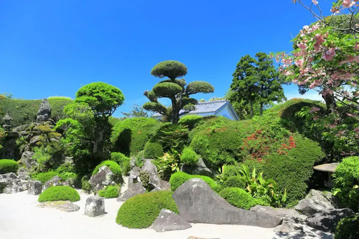 袖屋根を持つ門が特徴の佐多美舟氏庭園！