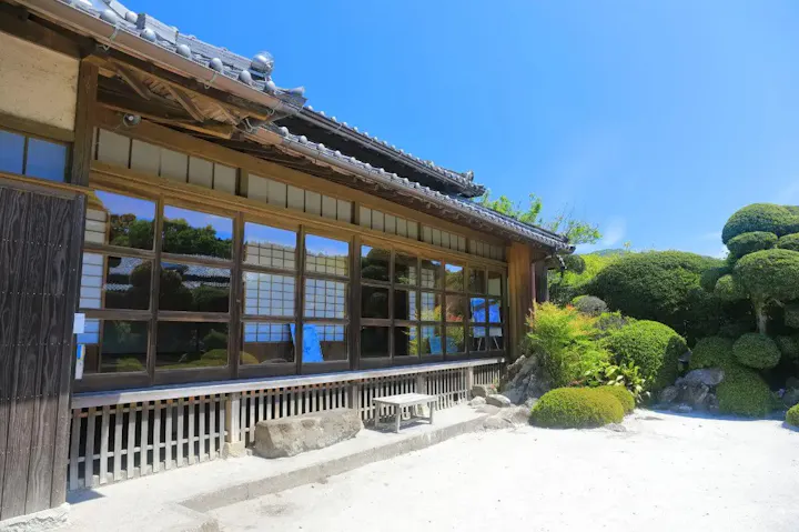 木々と石組みが調和する西郷恵一郎氏庭園