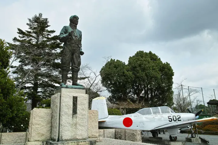 平和会館前庭に佇む特攻勇士の像