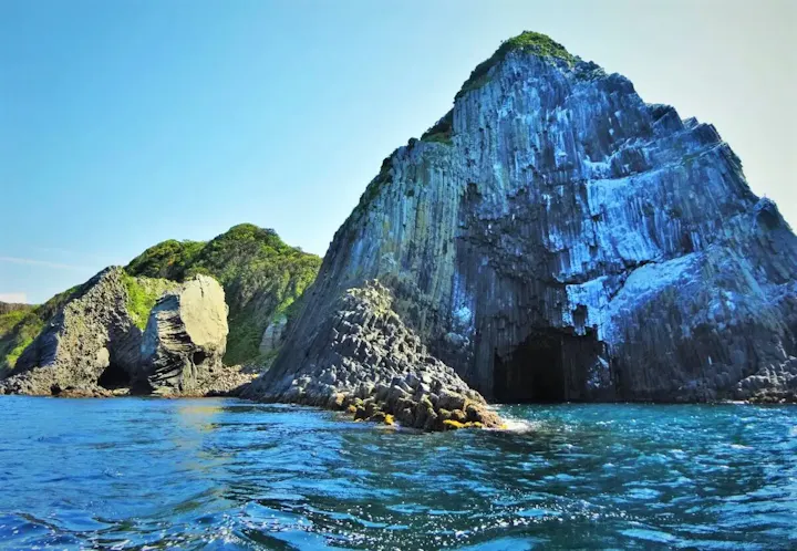 海に突き出た迫力満点の洞窟
