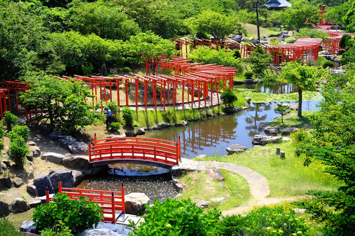 境内に広がる神秘的な日本庭園!