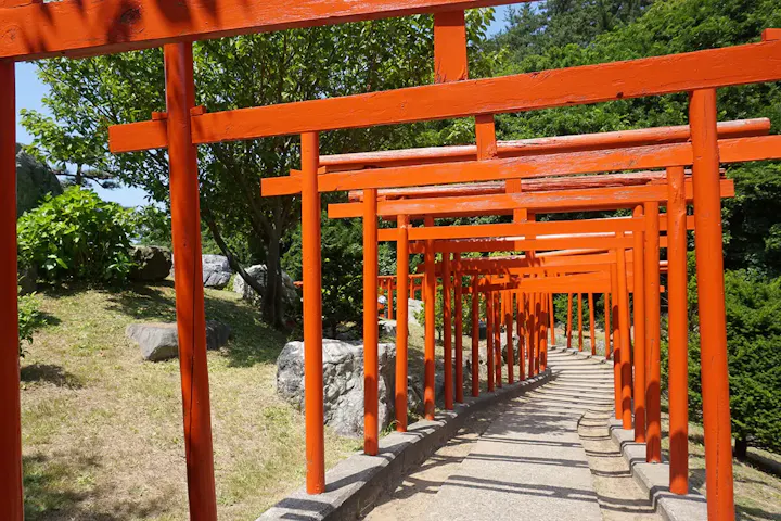 鮮やかな千本鳥居が迎える異世界への扉!