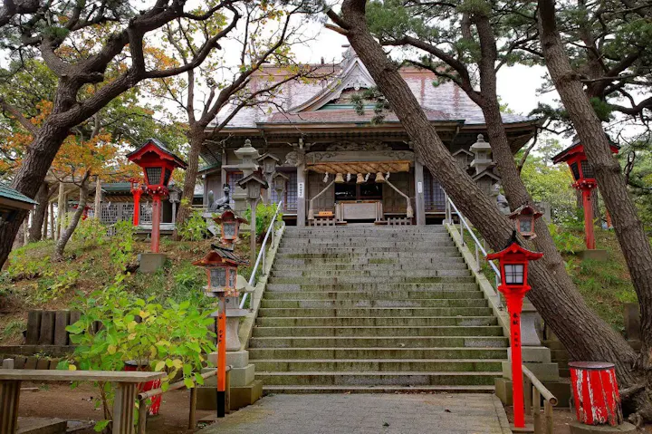 千本鳥居が創り出す美しい神社!