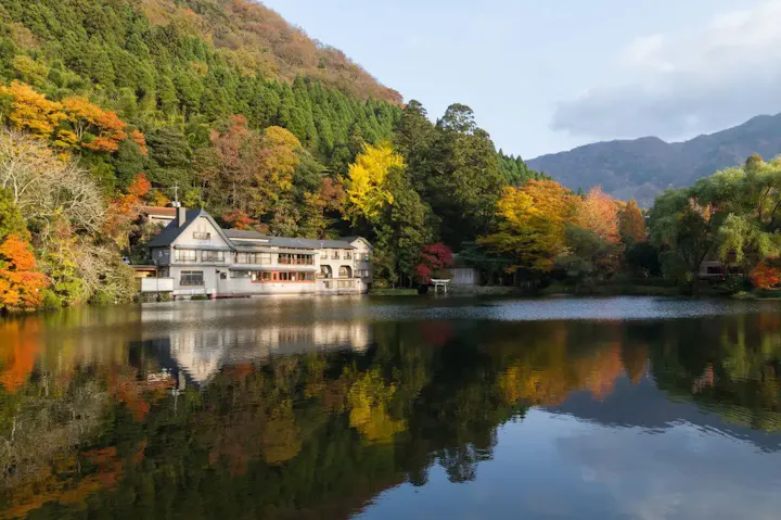 湖のほとりで宿泊できるペンション！