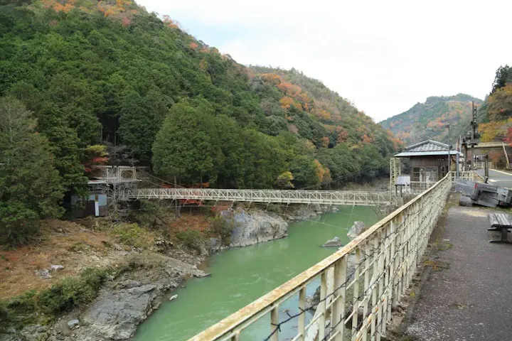 景色と空気の良い素敵な景観の中に佇む駅