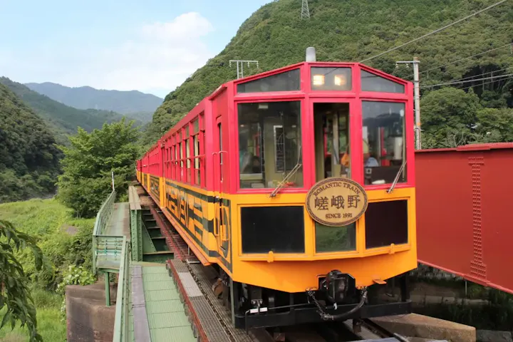 観光機関車の車窓から四季折々の絶景を堪能