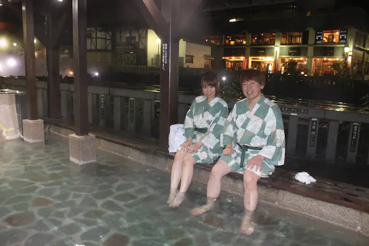 湯畑の隣にある無料の足湯