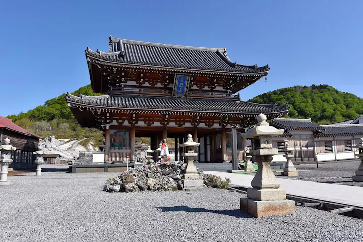 神秘的な雰囲気を醸し出す山門!