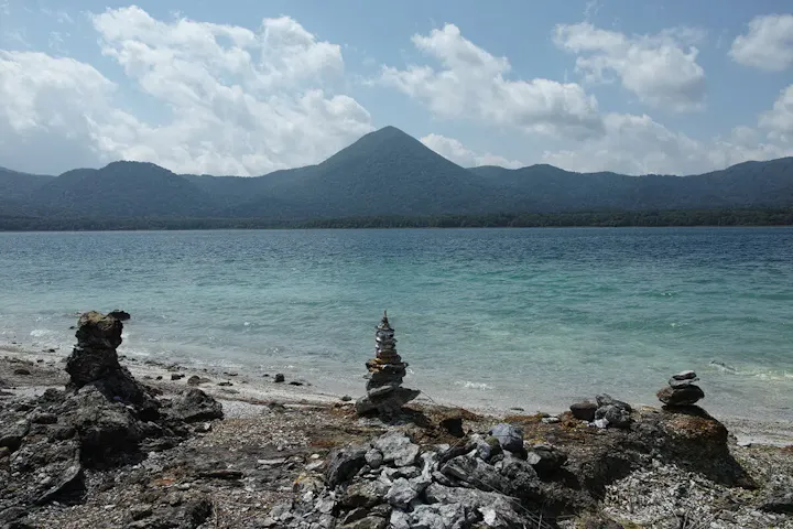 恐山カルデラ内に広がる宇曽利山湖！