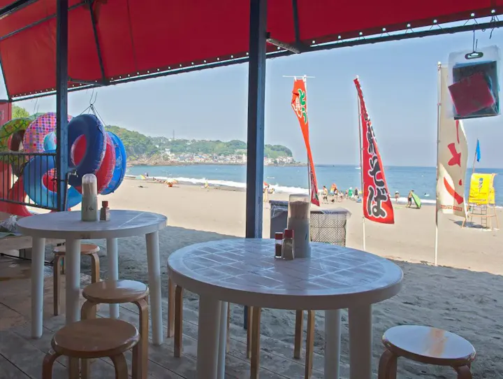 泳ぎ疲れたら海の家の絶品ラーメンで体力回復！