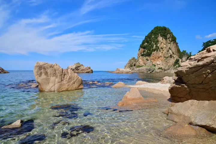 岩の間を流れる潮流は「美しい海」の代名詞