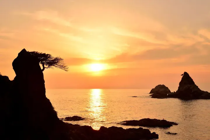 岩の間を縫って日本海に沈む夕日は必見!