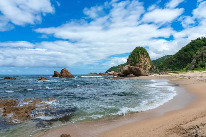 夏には透明な海で海水浴!