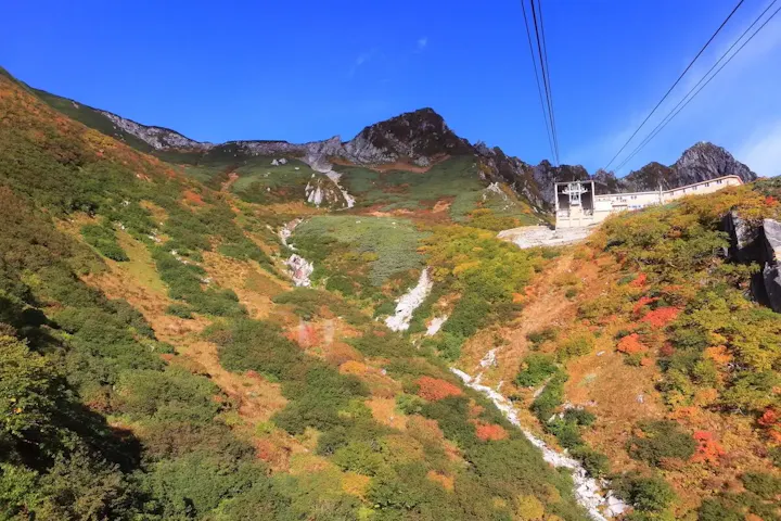 中央アルプスで登山を楽しむ