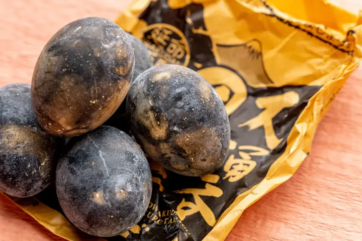 名物の黒たまごを食べる