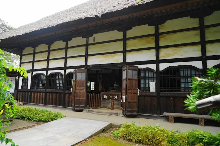 可愛らしい石造りのたぬきが見所の寺院!