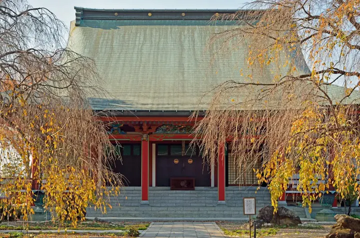 見事な紅葉の名所としても知られる寺院！