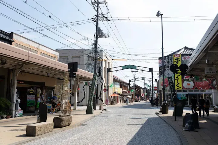 妖怪ブロンズ像が建ち並ぶ不思議な通り！