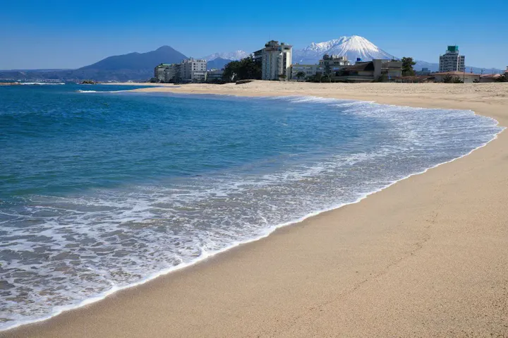 足湯に浸かりながら海を望める潮風の足湯!