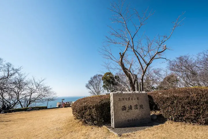 春には桜並木や三河湾を眺められる絶景公園
